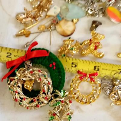 LOT 214   LARGE LOT OF OLD JEWELRY
