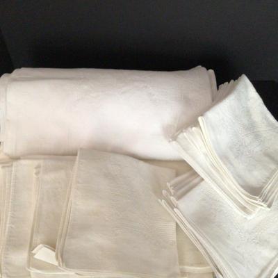 1264 Vintage White Linen Table Cloth & Napkin Lot