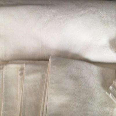 1264 Vintage White Linen Table Cloth & Napkin Lot