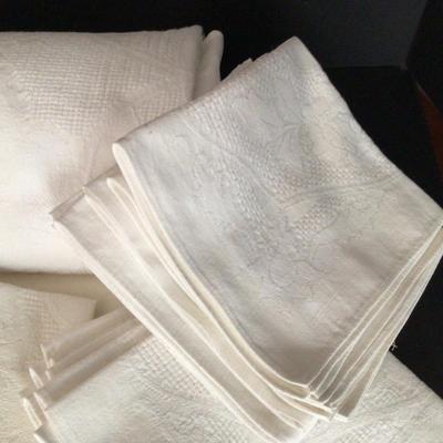 1264 Vintage White Linen Table Cloth & Napkin Lot
