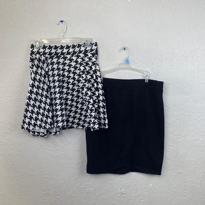 #634 Black and White Skirts Size Large