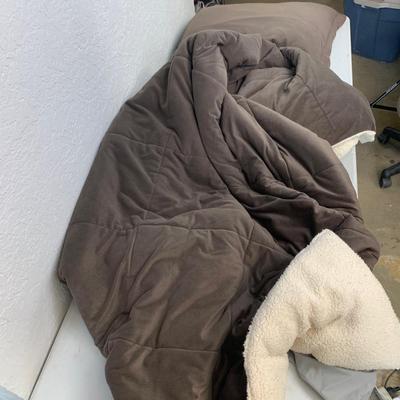 #657 Full Size Bedspread, Sheet and Pillow