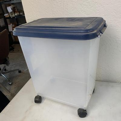 #668 33 QT Airtight Container