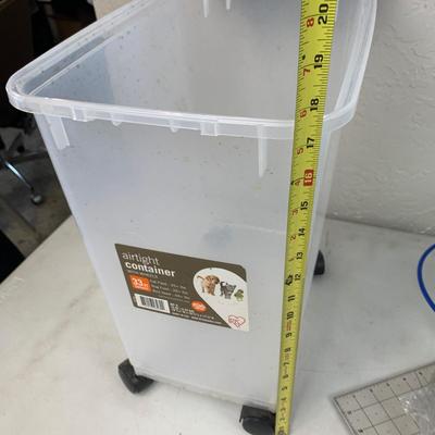#668 33 QT Airtight Container
