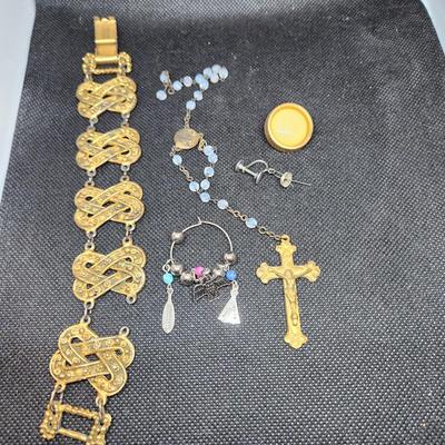 Set of costume jewelry