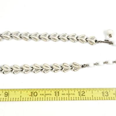 VINTAGE CORA WHITE & SILVERTONED NECKLACE