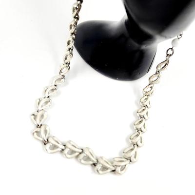 VINTAGE CORA WHITE & SILVERTONED NECKLACE