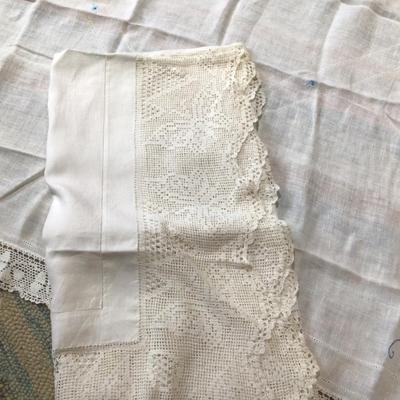 1365 Vintage Blue Cornflower & Lace Tablecloth lot