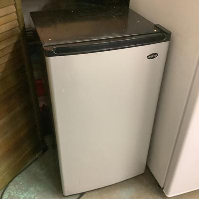 186 SANYO Eclipse Series Mini Refrigerator