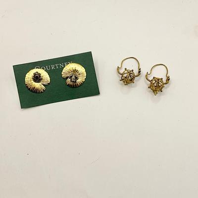 1582 Lily pad Frog and Hexagonal Earrings