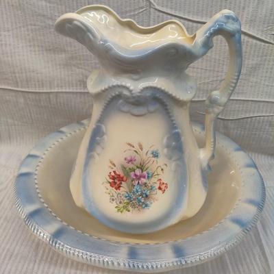 VINTAGE VICTORIAN STYLE FLORAL WASH BASIN AND PITCHER