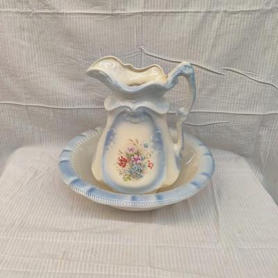 VINTAGE VICTORIAN STYLE FLORAL WASH BASIN AND PITCHER