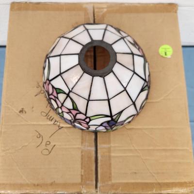 TIFFANY STYLE STAINED GLASS LAMP SHADE