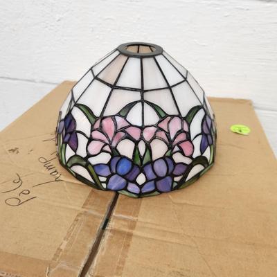 TIFFANY STYLE STAINED GLASS LAMP SHADE
