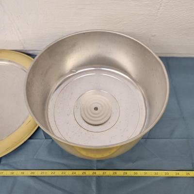 VINTAGE WEST BEND METAL CAKE CARRIER