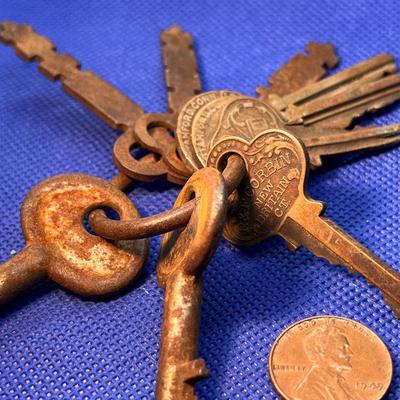 OLD TIME RUSTY KEY BUNCH