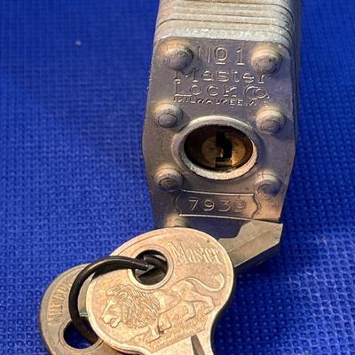 VINTAGE MASTER LOCK HEAVY DUTY w/ 2 LION KEYS