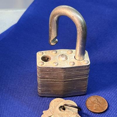 VINTAGE MASTER LOCK HEAVY DUTY w/ 2 LION KEYS