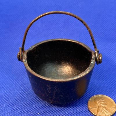 VINTAGE MINIATURE CAST IRON STEW POT
