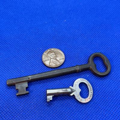 ANTIQUE KEYS X 2