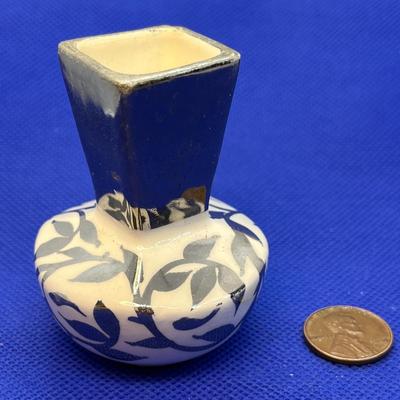SMALL VINTAGE BUD VASE MYOTT ENGLAND