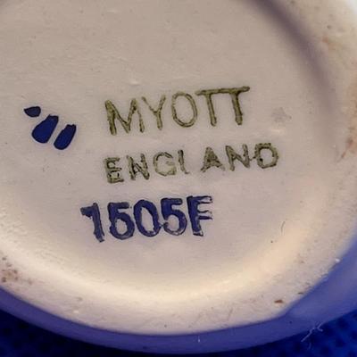 SMALL VINTAGE BUD VASE MYOTT ENGLAND