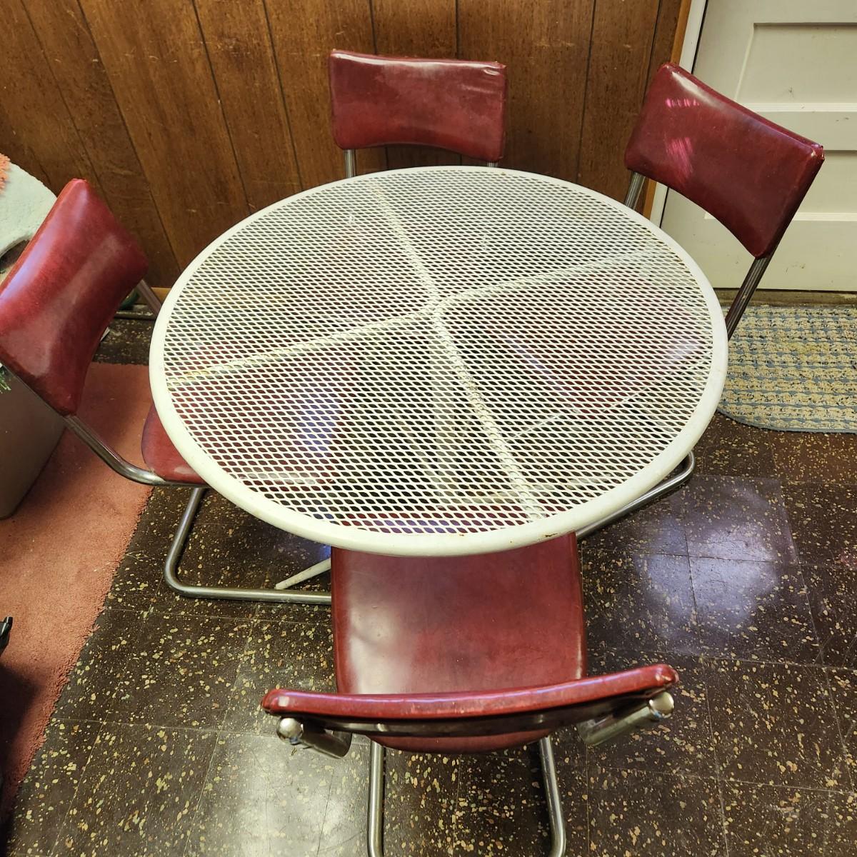 Vintage 36" Round Metal Mesh Patio Table w 4 Chairs