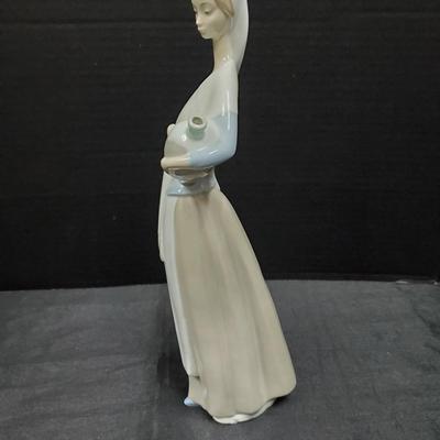 NAO   Lladro - Woman with Pot
