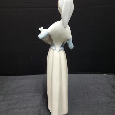 NAO   Lladro - Woman with Pot