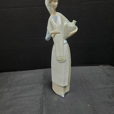 NAO   Lladro - Woman with Pot