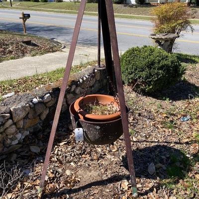 Tripod-Cast iron wash pot lot