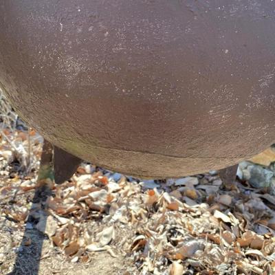 Tripod-Cast iron wash pot lot