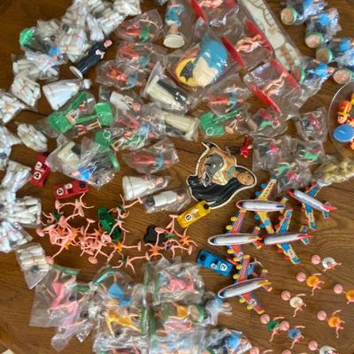 Cake decorating lot, includes vintage toppers!