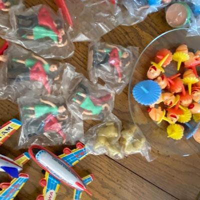 Cake decorating lot, includes vintage toppers!