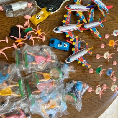Cake decorating lot, includes vintage toppers!
