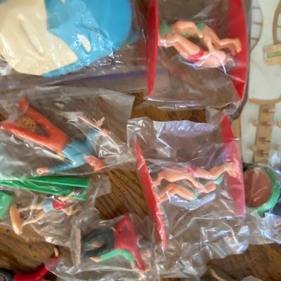 Cake decorating lot, includes vintage toppers!