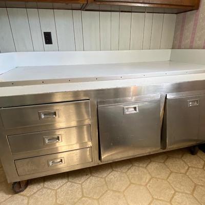 Kitchen baking prep table