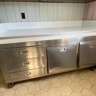 Kitchen baking prep table