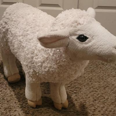 OMG sooo cute little lamb
