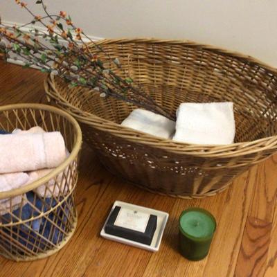 1628 Bathroom Basket & Towel Lot