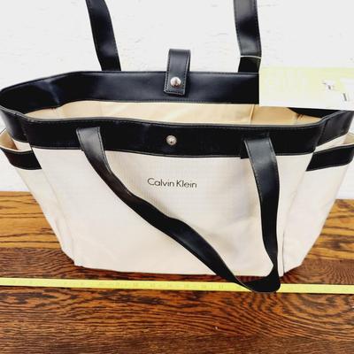 NEW WITH TAGS CALVIN KLIEN SHOLDER BAG