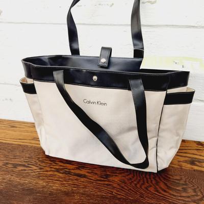 NEW WITH TAGS CALVIN KLIEN SHOLDER BAG