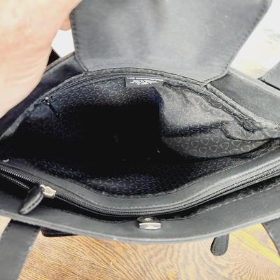 LIZ CLAIBORNE BLACK HAND BAG