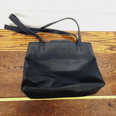 LIZ CLAIBORNE BLACK HAND BAG