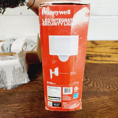 BRAND NEW HONEY WELL LED INTEGRATED SECURITY LAMP