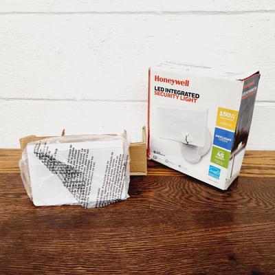 BRAND NEW HONEY WELL LED INTEGRATED SECURITY LAMP