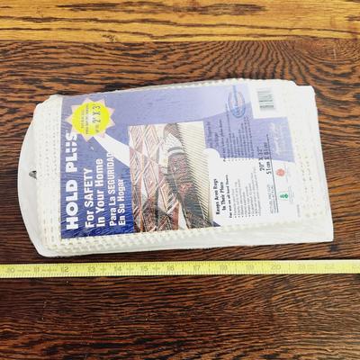HOLD PLUS 20 x 32 in RUG HOLDER