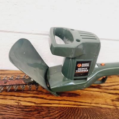 BLACK & DECKER ELECTRIC HEDGE TRIMMER