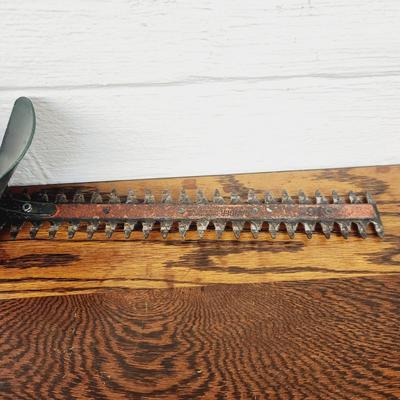 BLACK & DECKER ELECTRIC HEDGE TRIMMER