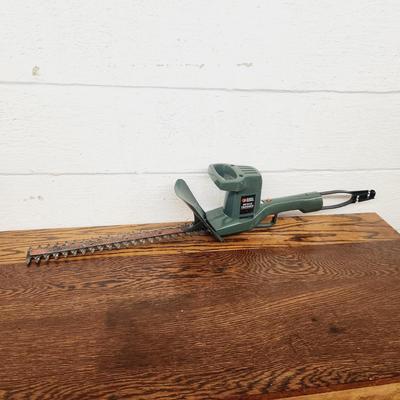 BLACK & DECKER ELECTRIC HEDGE TRIMMER